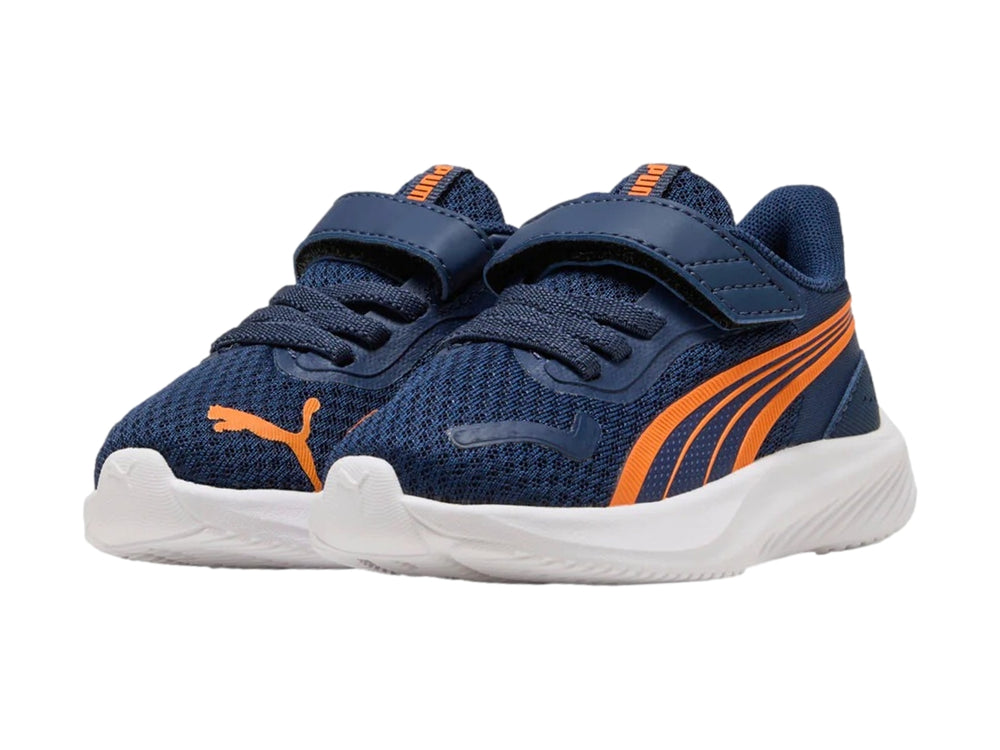 Tenis deportivos PUMA infantiles color azul con detalles en naranja y suela blanca.