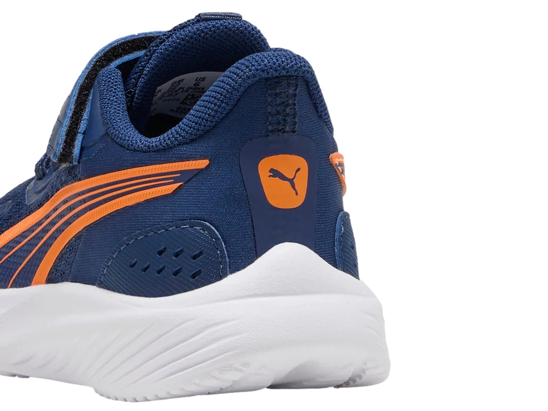 Tenis deportivos PUMA infantiles color azul con detalles en naranja y suela blanca.