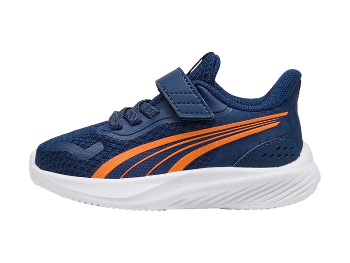 Tenis deportivos PUMA infantiles color azul con detalles en naranja y suela blanca.