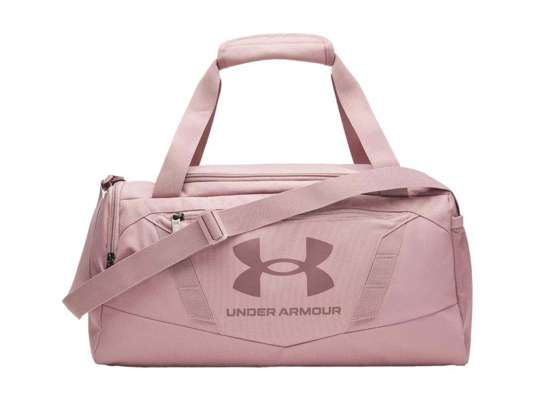 Maleta deportiva Under Armour Undeniable 5.0 Duffle XS en color rosa con asa y correa ajustable.