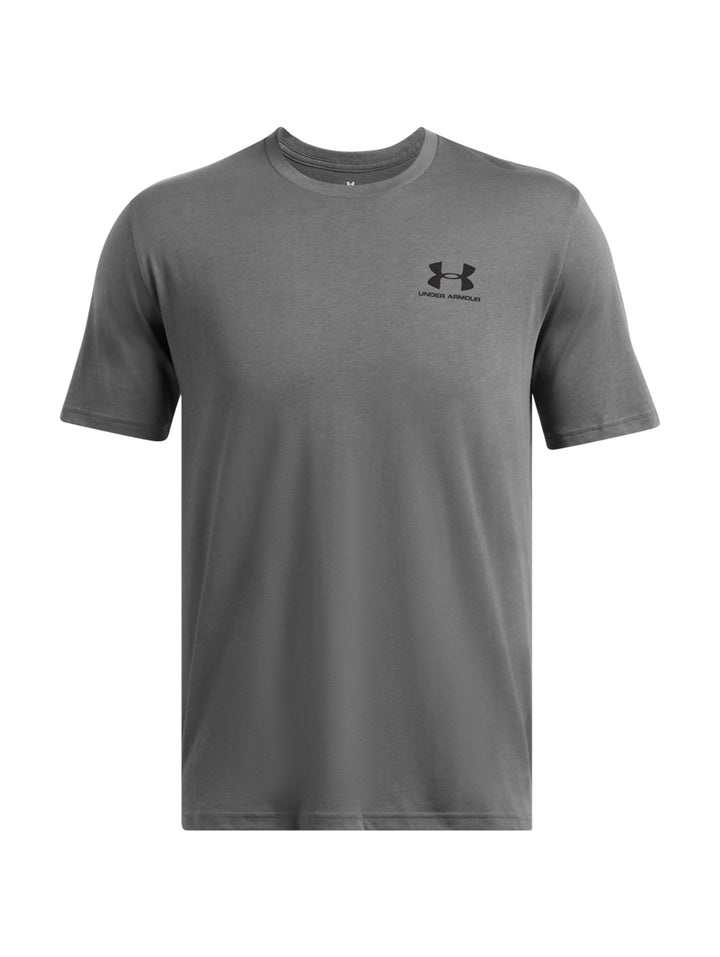 Hombre vistiendo una camiseta deportiva de color gris de manga corta con logo de Under Armour en el pecho.