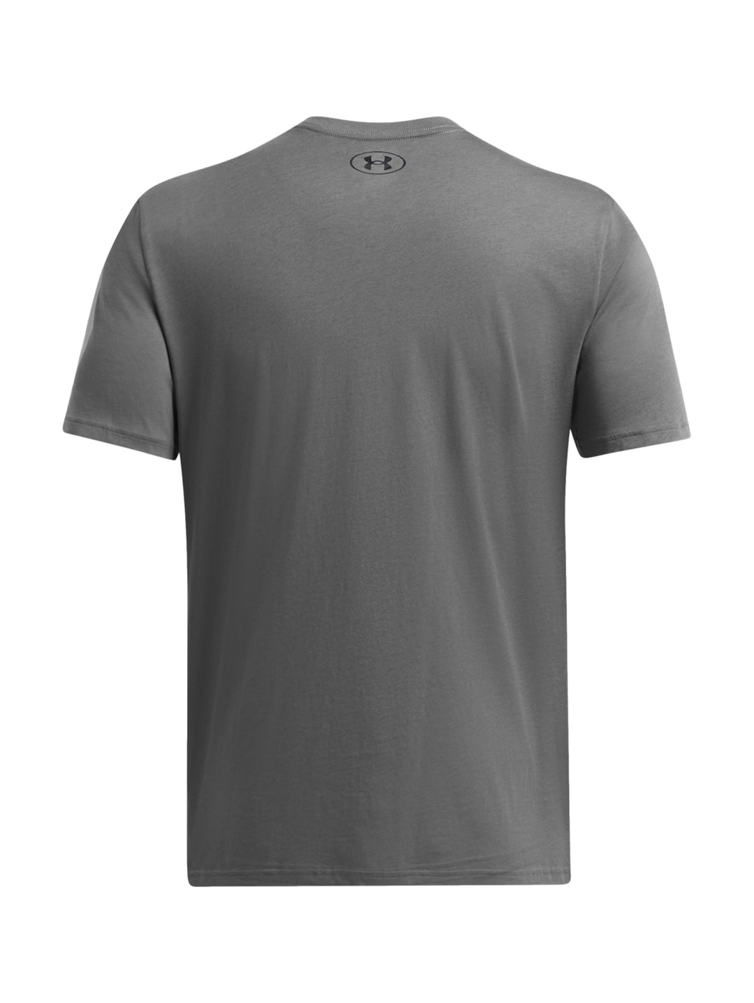 Hombre vistiendo una camiseta deportiva de color gris de manga corta con logo de Under Armour en el pecho.