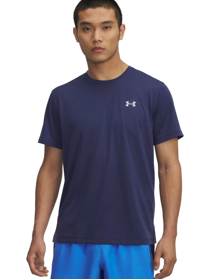 Hombre vistiendo una camiseta deportiva de manga corta color azul marino de la marca Under Armour.