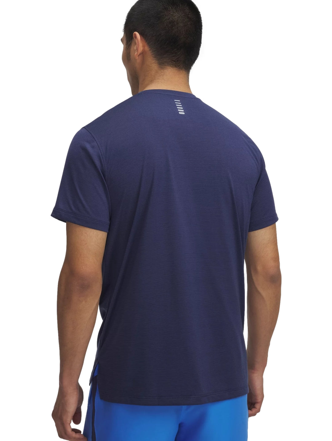 Hombre vistiendo una camiseta deportiva de manga corta color azul marino de la marca Under Armour.