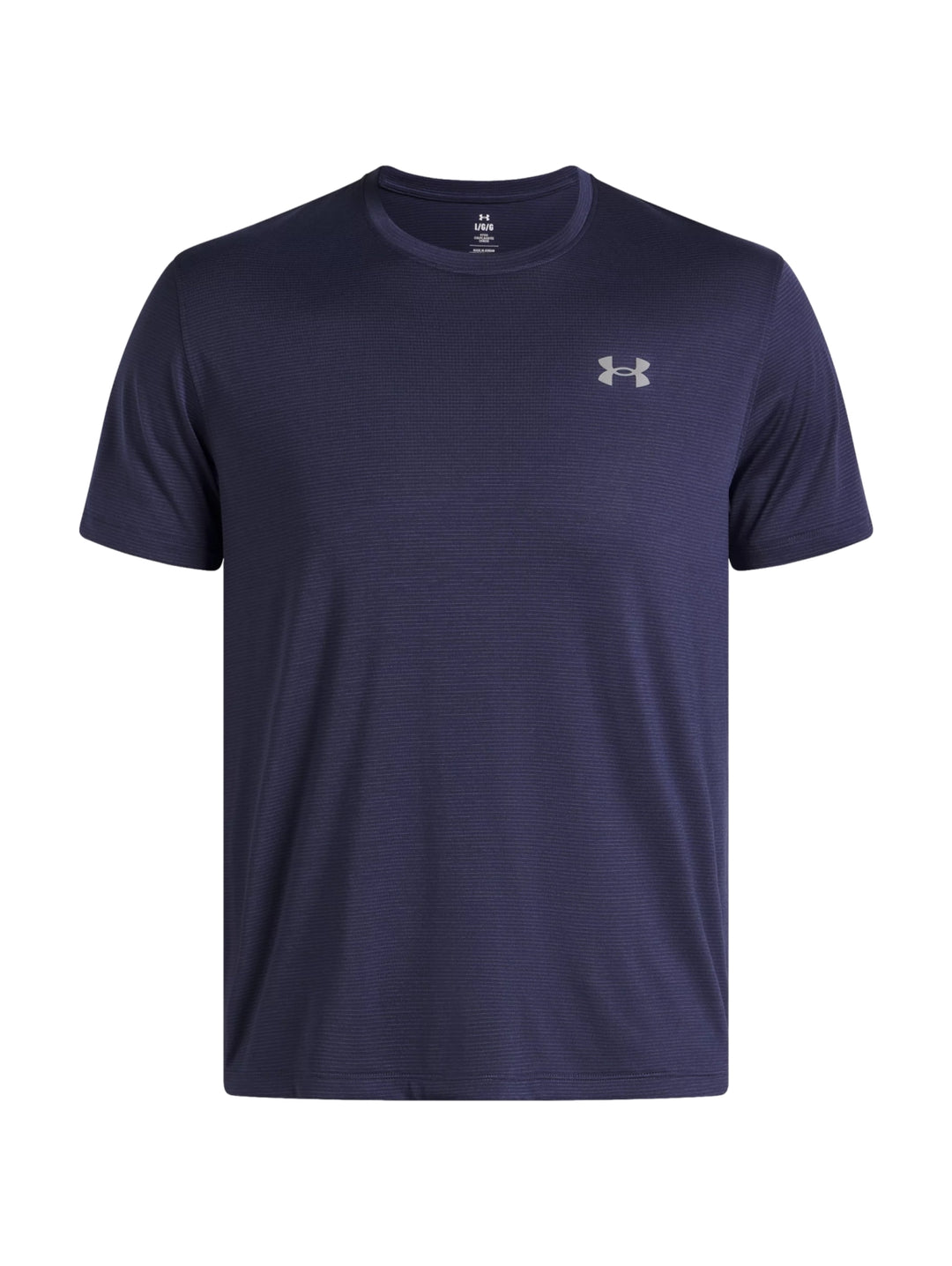 Hombre vistiendo una camiseta deportiva de manga corta color azul marino de la marca Under Armour.