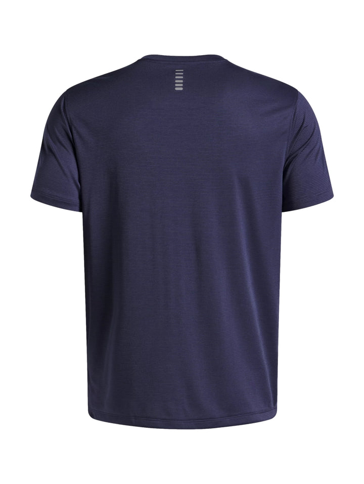 Hombre vistiendo una camiseta deportiva de manga corta color azul marino de la marca Under Armour.