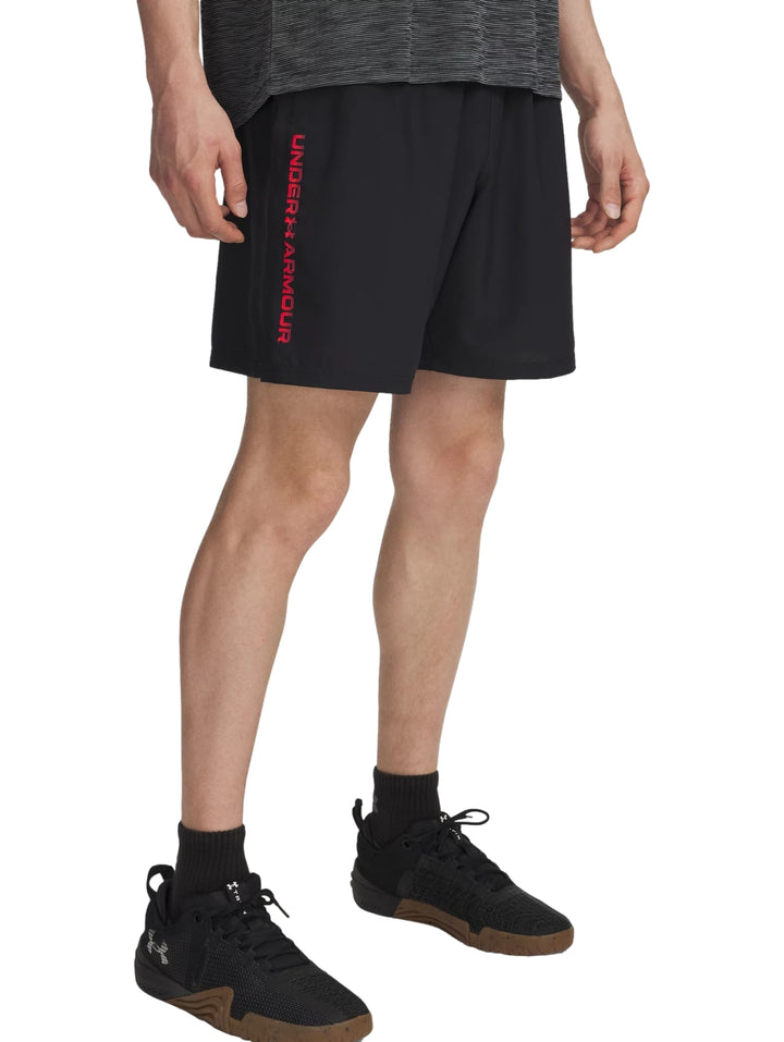 Shorts deportivos negros de Under Armour con logotipo rojo lateral.