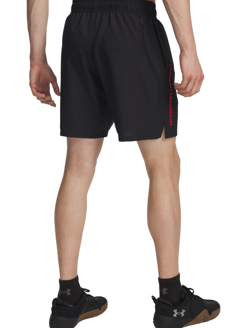 Shorts deportivos negros de Under Armour con logotipo rojo lateral.
