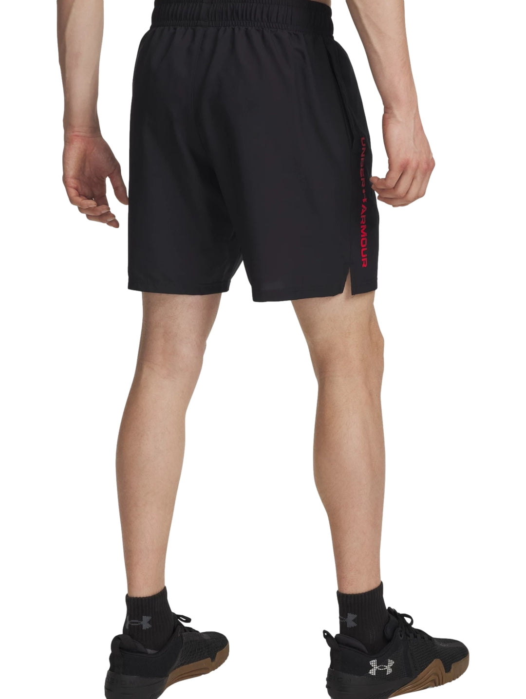 Shorts deportivos negros de Under Armour con logotipo rojo lateral.