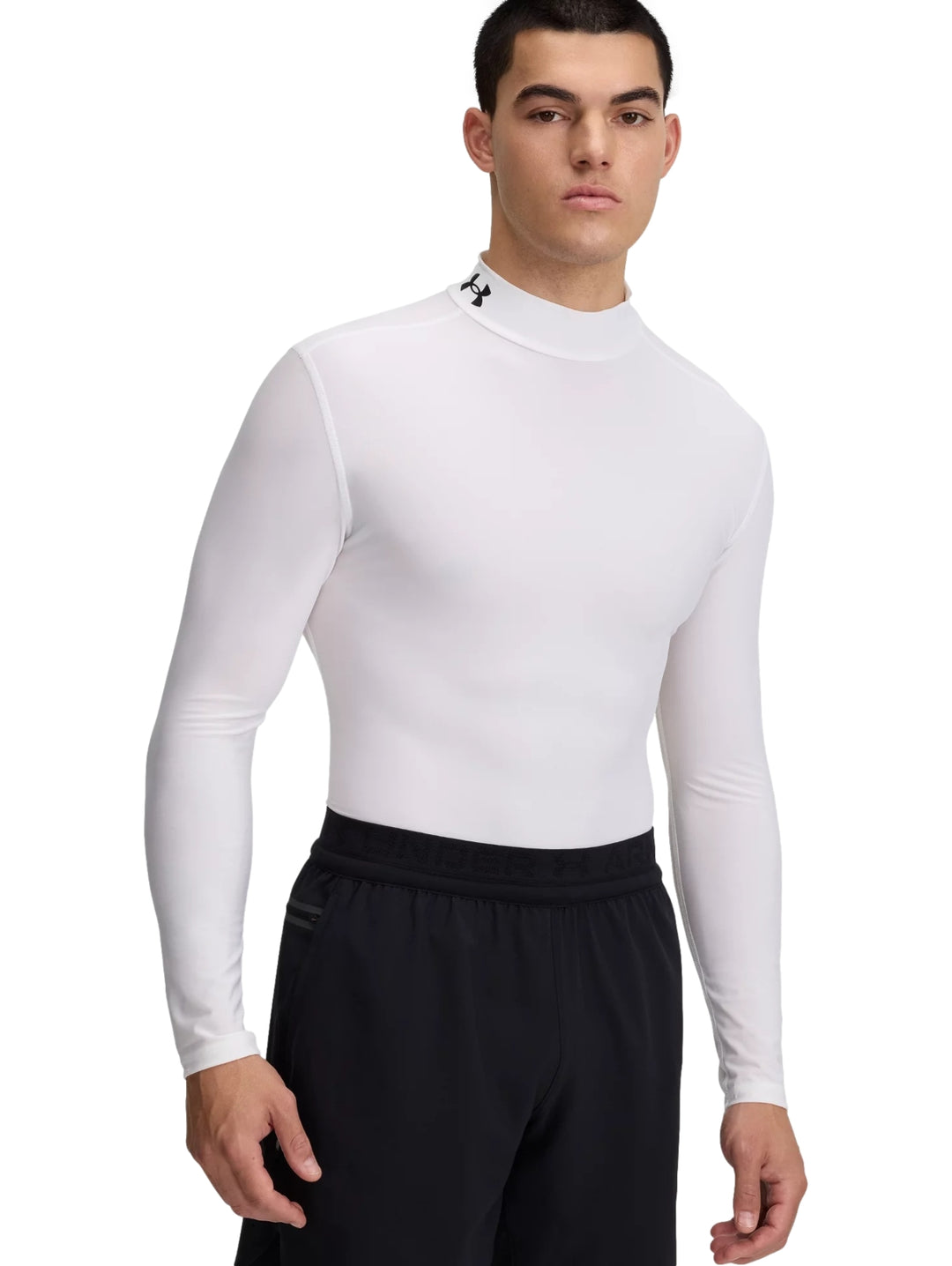 Camiseta de compresión blanca de manga larga y cuello mock marca Under Armour.