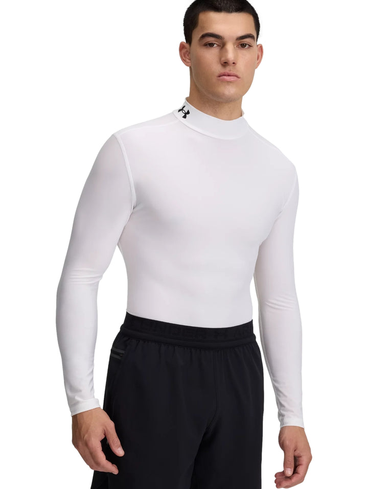 Camiseta de compresión blanca de manga larga y cuello mock marca Under Armour.