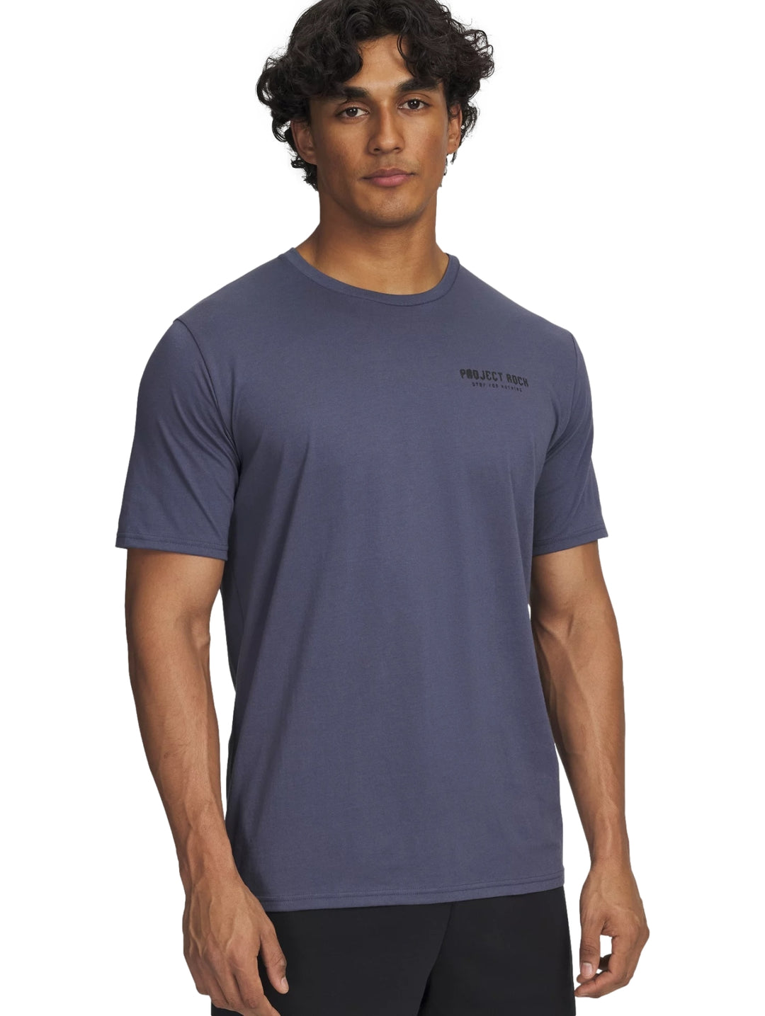 Camiseta deportiva de manga corta color gris con cuello redondo y logotipo en el pecho.