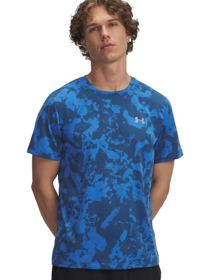 Camiseta deportiva Under Armour de manga corta en color azul con estampado abstracto.