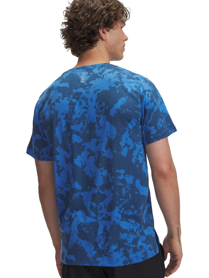 Camiseta deportiva Under Armour de manga corta en color azul con estampado abstracto.