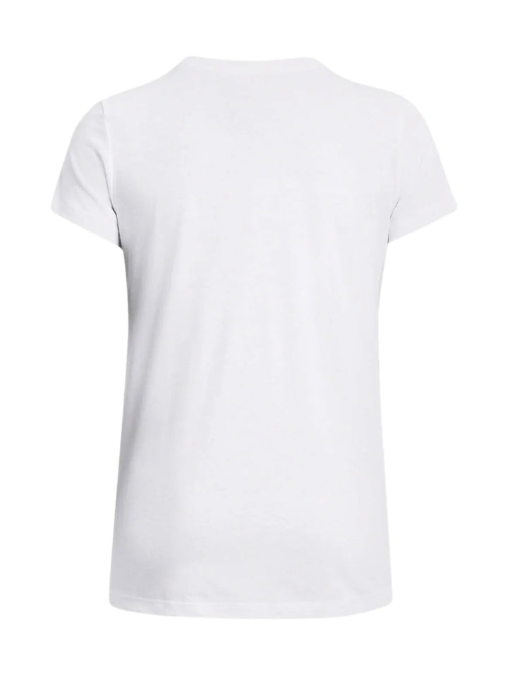 Mujer vistiendo una camiseta blanca de manga corta con el logo de Under Armour en color negro en el pecho.