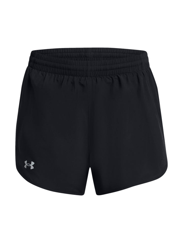Mujer vistiendo shorts deportivos Under Armour color negro, modelo 2 en 1.