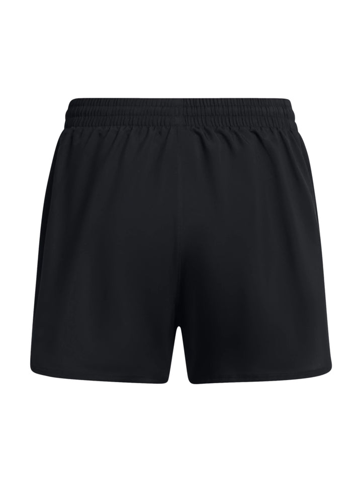 Mujer vistiendo shorts deportivos Under Armour color negro, modelo 2 en 1.