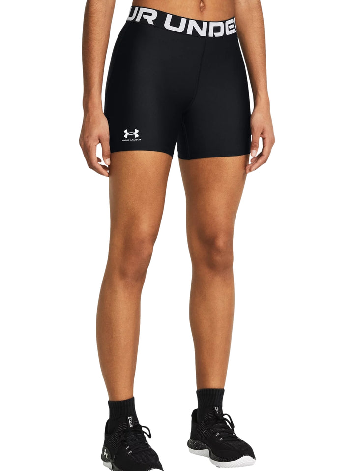 Shorts deportivos de compresión color negro con banda elástica blanca en la cintura de la marca Under Armour.