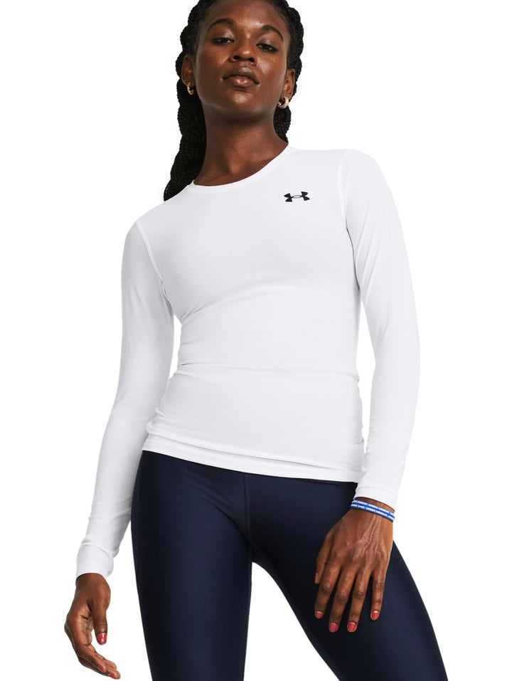 Mujer vistiendo una camiseta deportiva de compresión blanca de manga larga de Under Armour.
