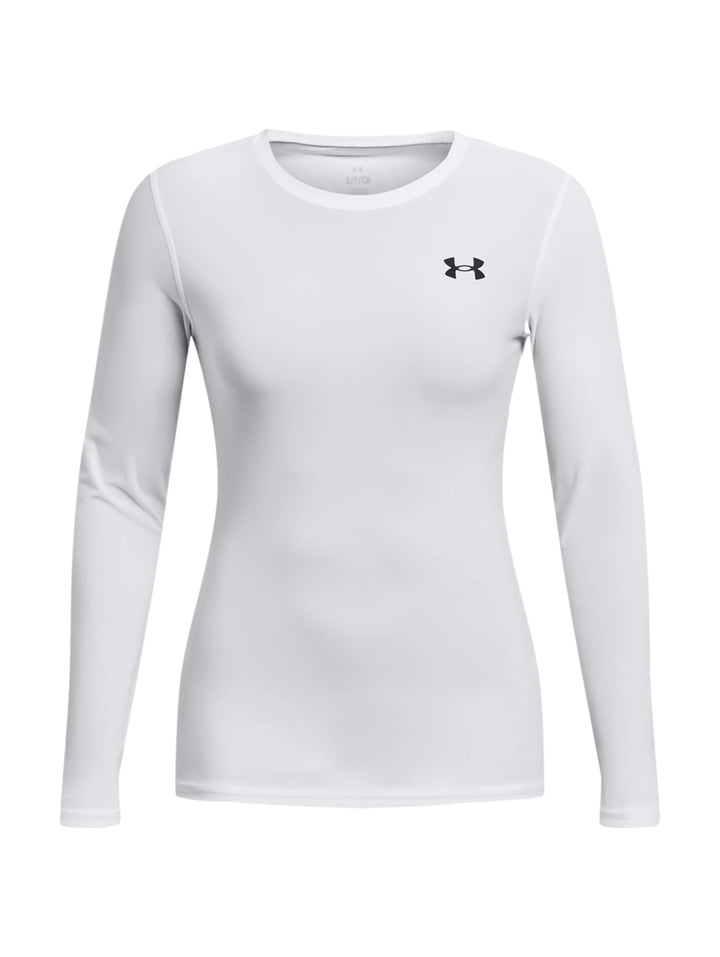 Mujer vistiendo una camiseta deportiva de compresión blanca de manga larga de Under Armour.