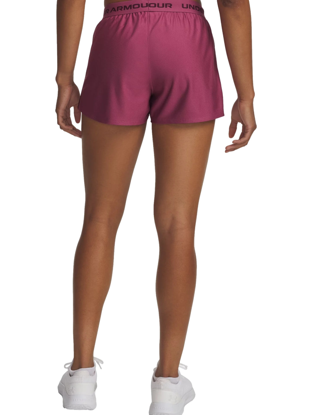 Shorts deportivos Under Armour color fucsia dusk para mujer con cintura elástica.