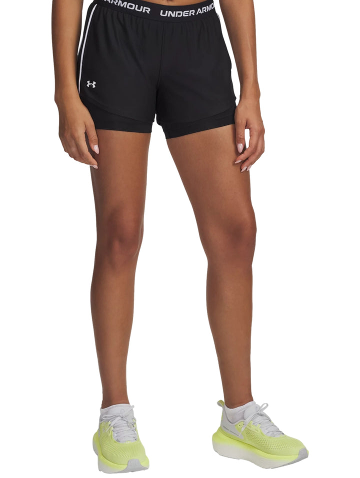 Shorts deportivos negros Under Armour para mujer, diseño 2 en 1 con cintura elástica.