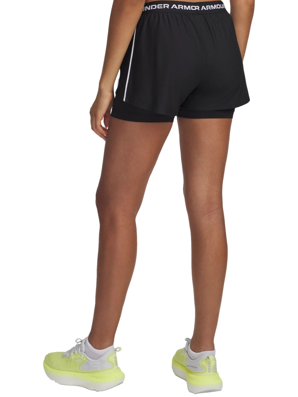Shorts deportivos negros Under Armour para mujer, diseño 2 en 1 con cintura elástica.