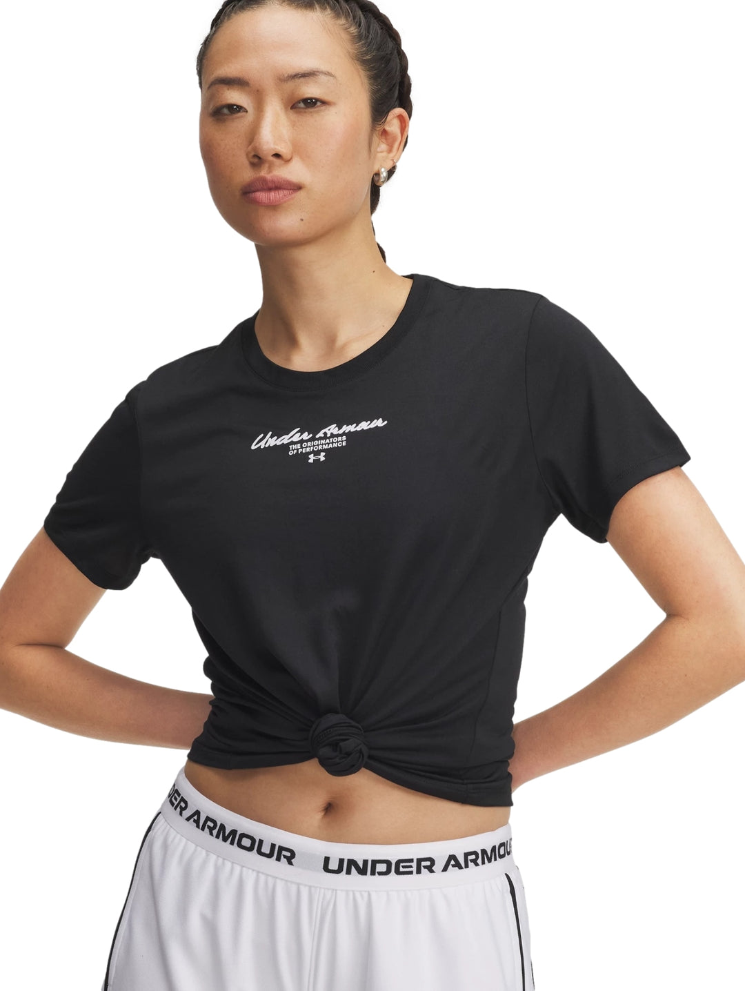 Playera deportiva negra de manga corta Under Armour con gráfico blanco en el pecho y nudo en la cintura.
