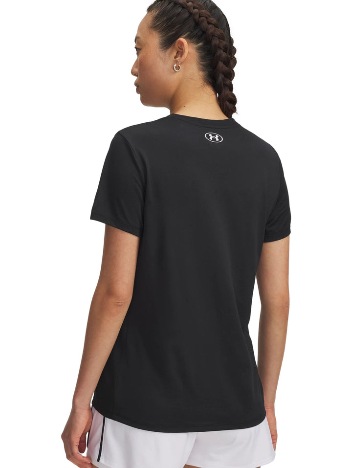 Playera deportiva negra de manga corta Under Armour con gráfico blanco en el pecho y nudo en la cintura.