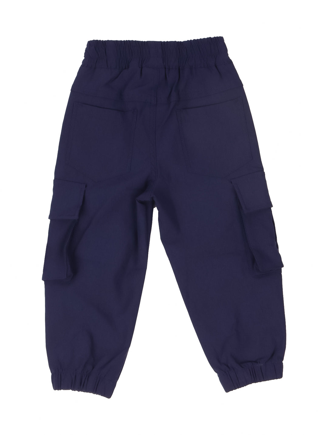 Niño vistiendo pantalón cargo color marino con bolsillos laterales y tenis blancos.