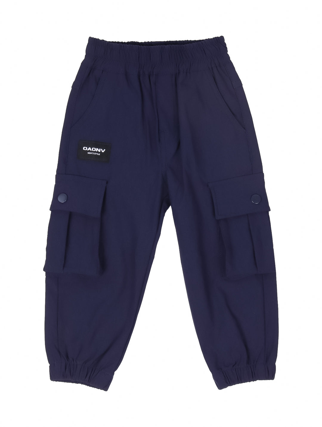 Niño vistiendo pantalón cargo color marino con bolsillos laterales y tenis blancos.