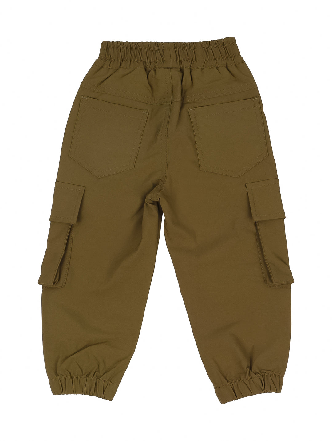 Niño vistiendo un pantalón cargo color verde oliva con bolsillos laterales y tenis blancos.