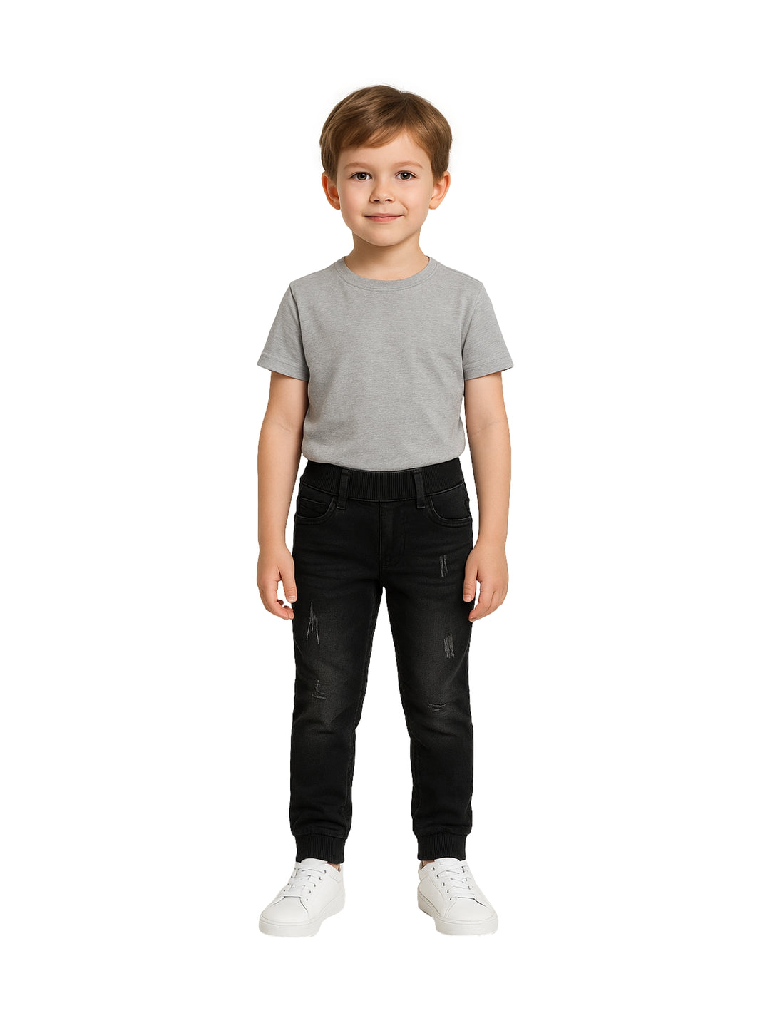 Niño vistiendo pantalón negro casual con detalles desgastados y camiseta gris.