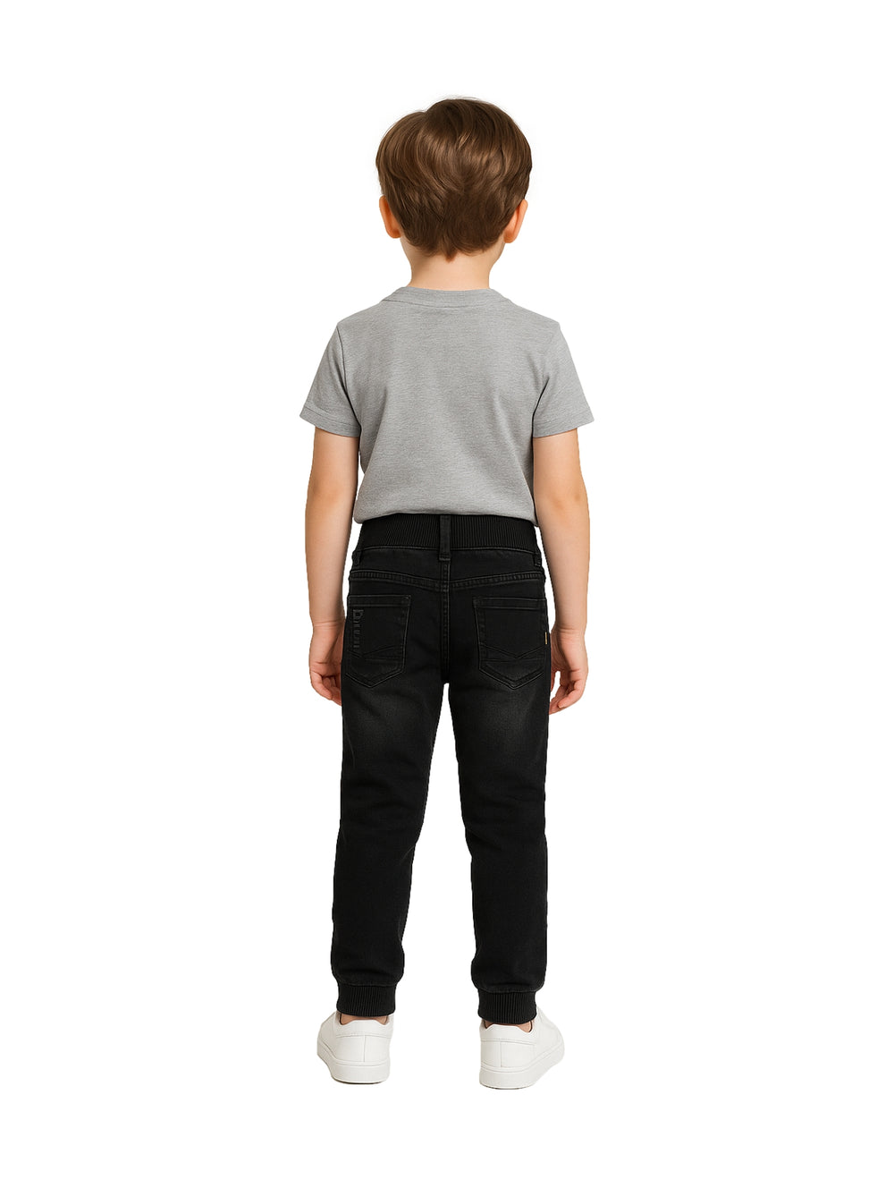 Niño vistiendo pantalón negro casual con detalles desgastados y camiseta gris.