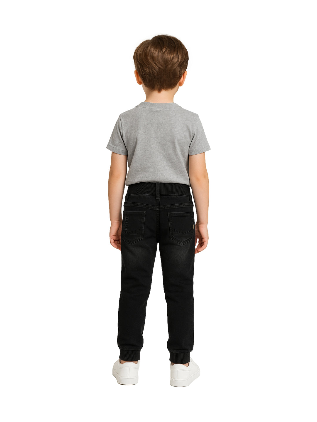 Niño vistiendo pantalón negro casual con detalles desgastados y camiseta gris.