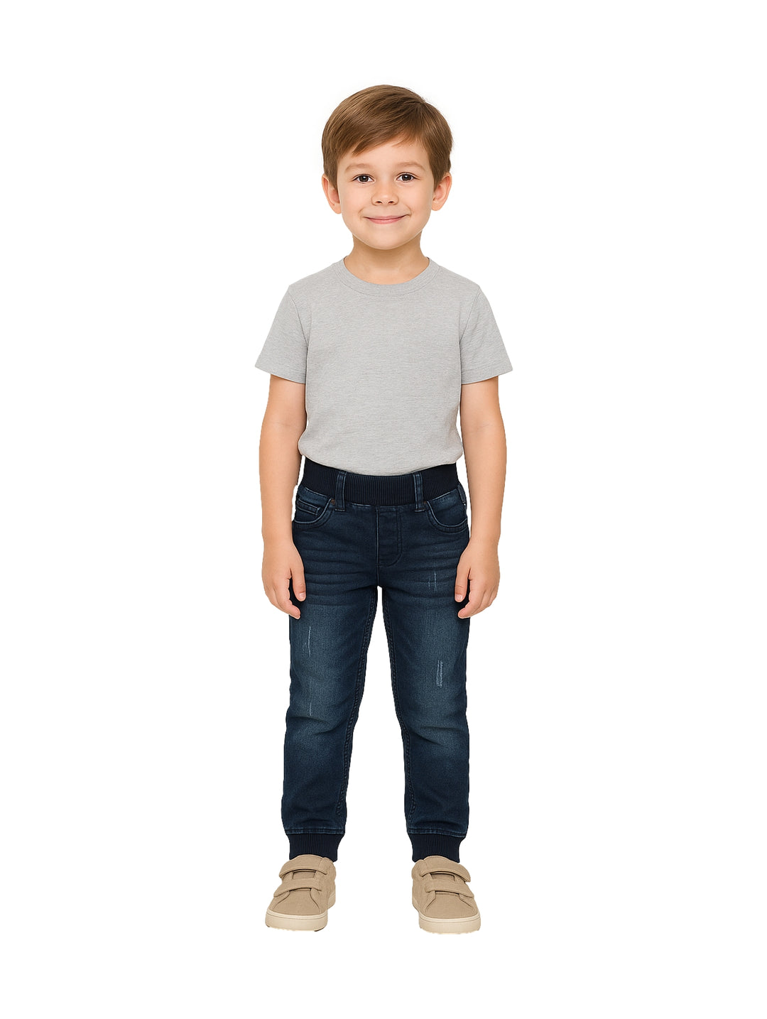 Niño modelando un pantalón de mezclilla azul oscuro con cintura elástica.