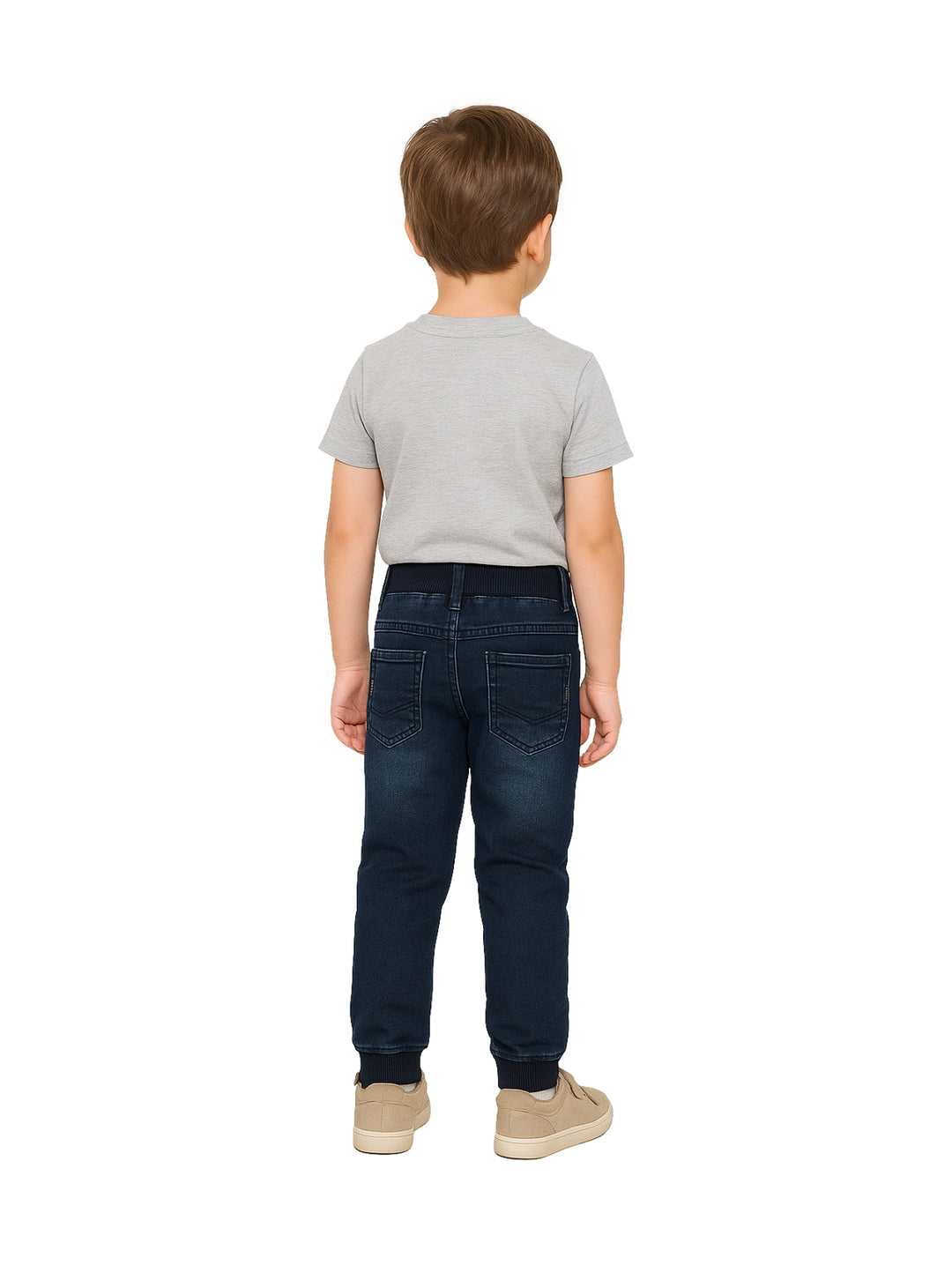 Niño modelando un pantalón de mezclilla azul oscuro con cintura elástica.