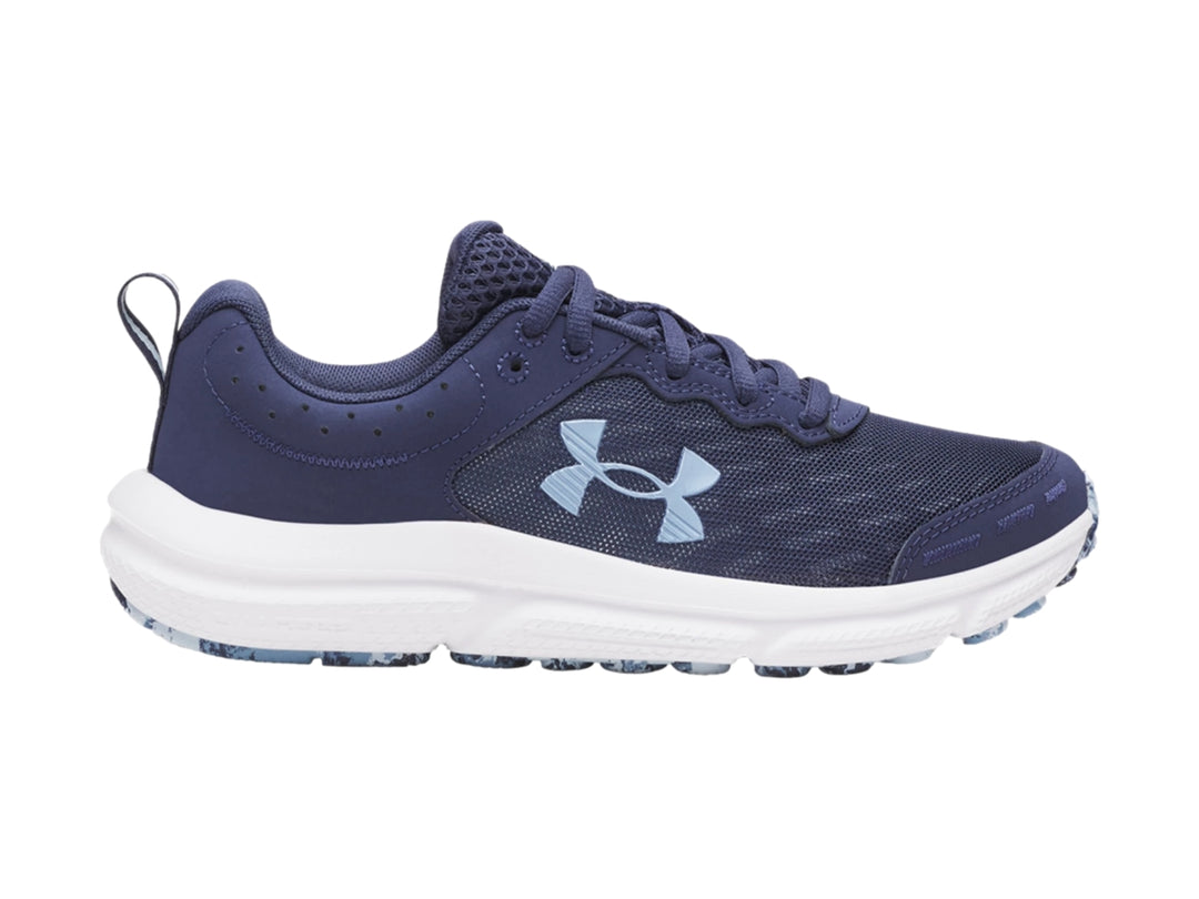 Tenis deportivos Under Armour Charged Assert 10 en color azul con suela blanca y logo lateral.