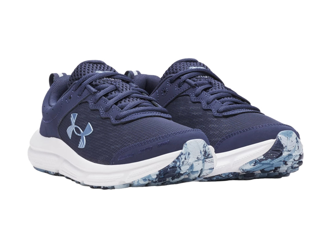 Tenis deportivos Under Armour Charged Assert 10 en color azul con suela blanca y logo lateral.