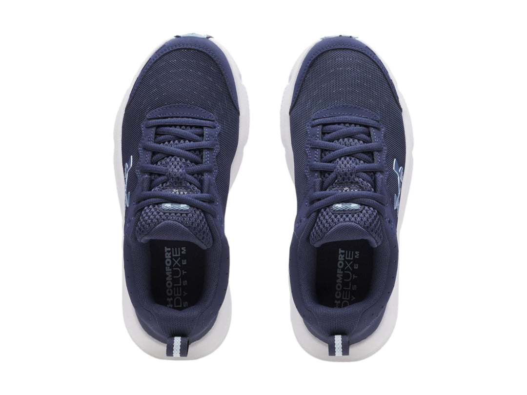 Tenis deportivos Under Armour Charged Assert 10 en color azul con suela blanca y logo lateral.