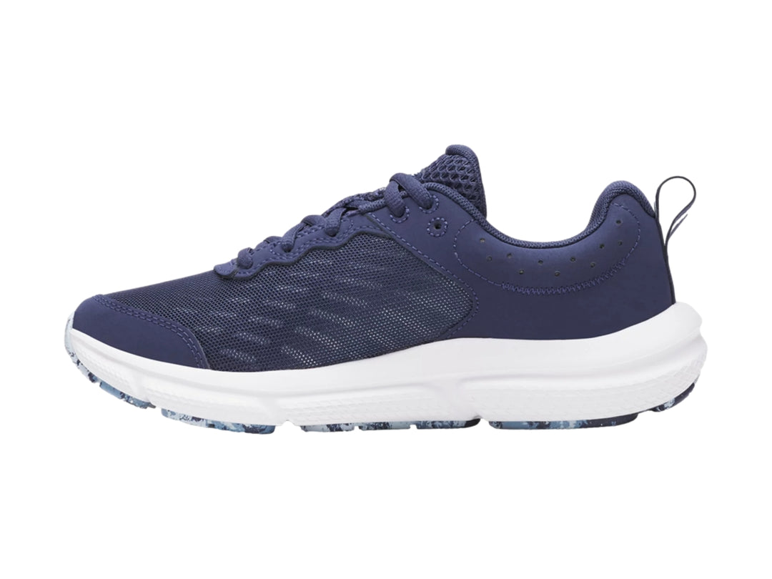 Tenis deportivos Under Armour Charged Assert 10 en color azul con suela blanca y logo lateral.