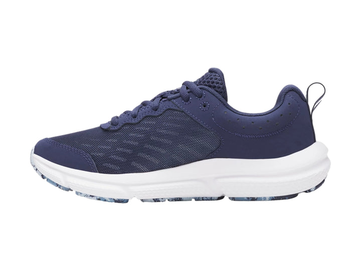 Tenis deportivos Under Armour Charged Assert 10 en color azul con suela blanca y logo lateral.