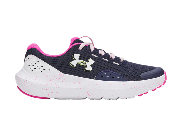 Tenis deportivos Under Armour color azul marino con suela blanca y detalles en rosa.