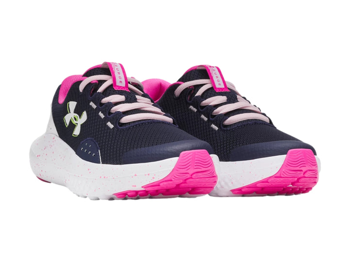 Tenis deportivos Under Armour color azul marino con suela blanca y detalles en rosa.