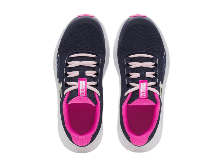 Tenis deportivos Under Armour color azul marino con suela blanca y detalles en rosa.