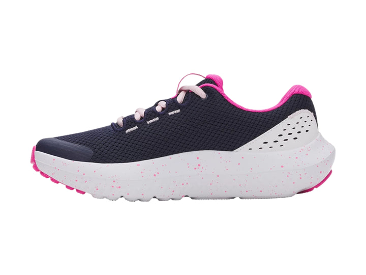 Tenis deportivos Under Armour color azul marino con suela blanca y detalles en rosa.