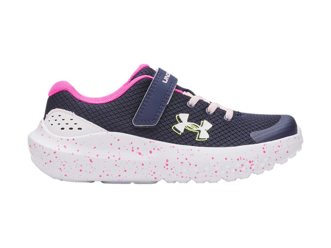 Tenis deportivos Under Armour para niña en color azul con detalles rosas y suela blanca moteada.