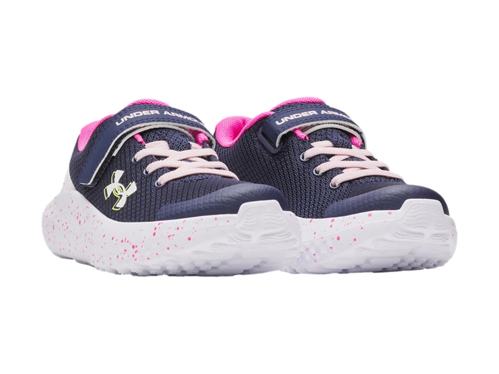 Tenis deportivos Under Armour para niña en color azul con detalles rosas y suela blanca moteada.