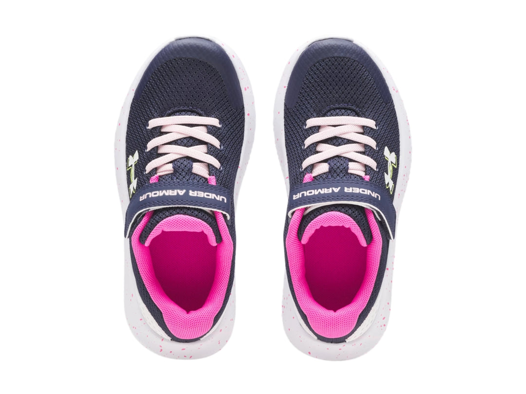 Tenis deportivos Under Armour para niña en color azul con detalles rosas y suela blanca moteada.
