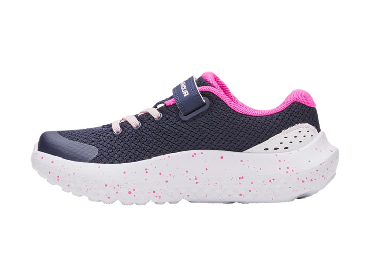 Tenis deportivos Under Armour para niña en color azul con detalles rosas y suela blanca moteada.